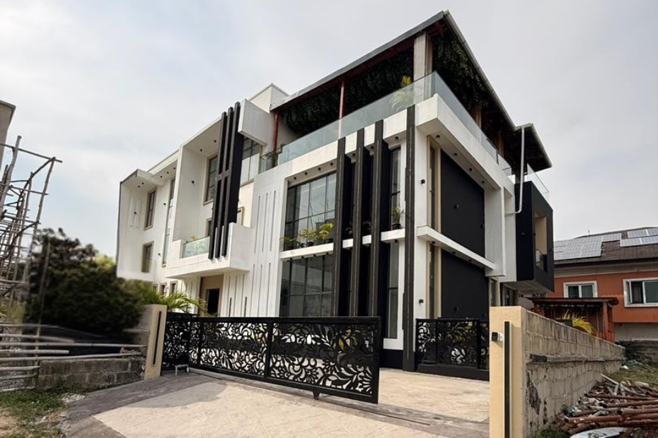 6 Bedroom Fully Detached House